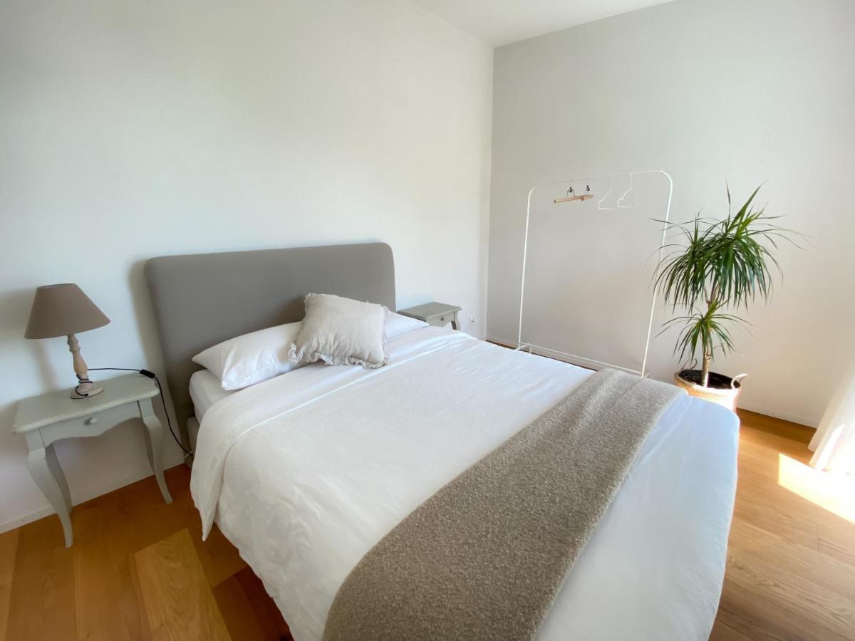 Lakeview With Two Bedrooms & Private Bathroom *